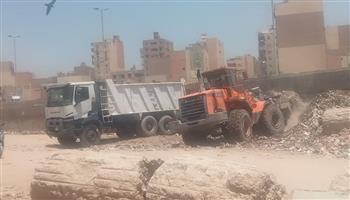   محافظ الجيزة يوجه برفع القمامة من دائرى المنيب