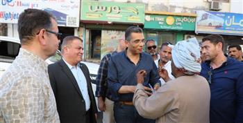 محافظ البحر الأحمر يتابع مواقف الأجرة ميدانياً
