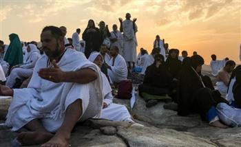 مشهد روحاني مؤثر.. حجاج مصر يتضرعون بالدعاء فوق جبل عرفات