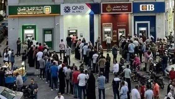 ارتفاع السحب النقدي يضغط على ماكينات ATM