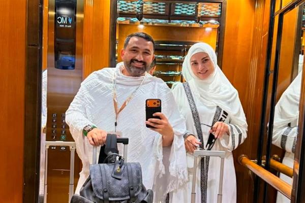 درة وزوجها يؤديان فريضة الحج
