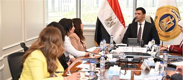 وزير الصناعة يبحث مع المدير التنفيذي لمؤسسة ساويرس للتنمية الاجتماعية سبل تعزيز التعاون