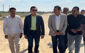 نائب محافظ الفيوم يتفقد أعمال رصف طريق يوسف الصديق