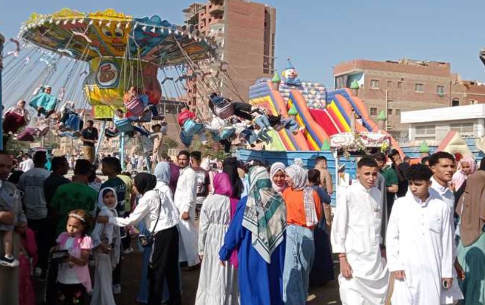 عيد الأضحى يرسم البهجة في المنيا .. آلاف المواطنين يحتفلون بالكورنيش والمتنزهات