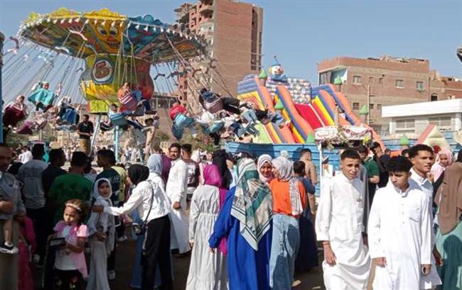 عيد الأضحى يرسم البهجة في المنيا .. آلاف المواطنين يحتفلون بالكورنيش والمتنزهات