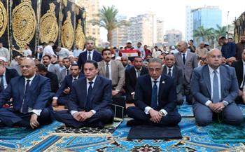   محافظ الجيزة يؤدي صلاة عيد الأضحى بساحة مسجد مصطفى محمود ويتبادل التهاني مع المواطنين