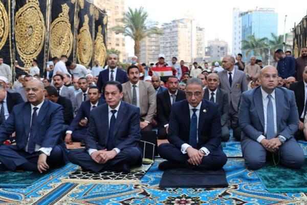محافظ الجيزة يؤدي صلاة عيد الأضحى بساحة مسجد مصطفى محمود ويتبادل التهاني مع المواطنين