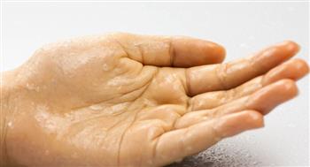   اسباب تعرق اليدين والقدمين وكيف يُمكن علاجه