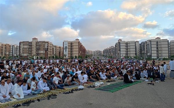 العاملون بالدولة يؤدون صلاة عيد الأضحى في زهرة العاصمة.. صور