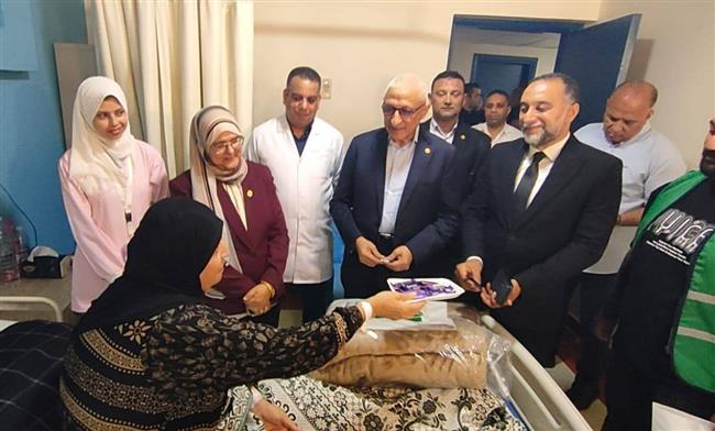محافظ شمال سيناء يزور مستشفى العريش ويهنئ المصابين الفلسطينيين بعيد الأضحى