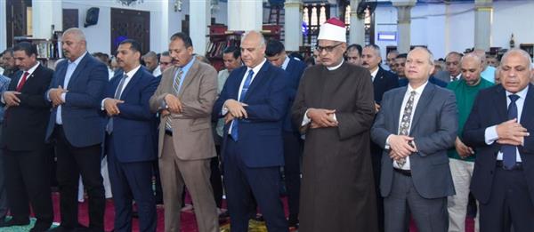 محافظ الإسكندرية يؤدى صلاة العيد بمسجد سيدى جابر ثم يزور دار “الهنا” لرعاية المسنات