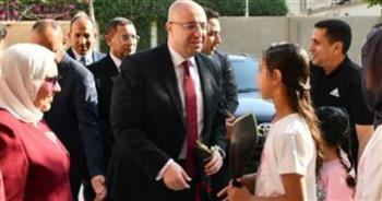 محافظ الفيوم يزور الأطفال الأيتام بجمعية تحسين الصحة لتهنئتهم بعيد الأضحى