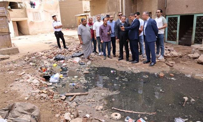 محافظ المنوفية يفاجئ مدينة منوف ويتابع شكوى أهالي مساكن سوق الأحد