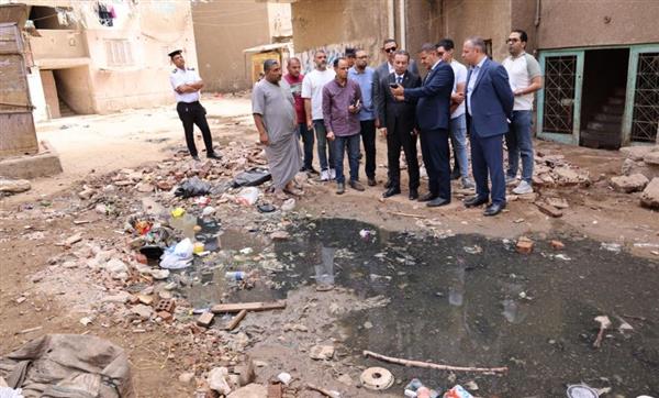 محافظ المنوفية يفاجئ مدينة منوف ويتابع شكوى أهالي مساكن سوق الأحد