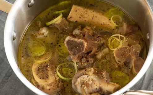 شوربة الكوارع ومرق العظام.. فوائد غذائية تدعم المفاصل والعظام