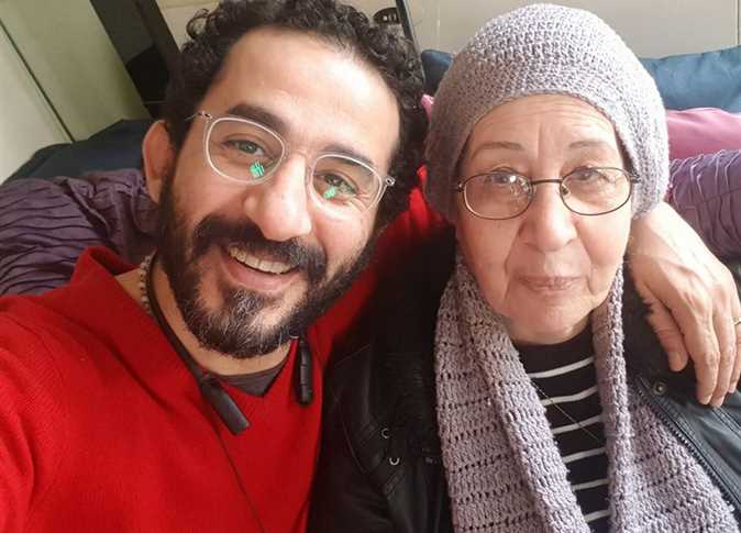 الحزن يخيم على أحمد حلمي بعد وفاة والدته.. وتشييع الجثمان من بنها اليوم