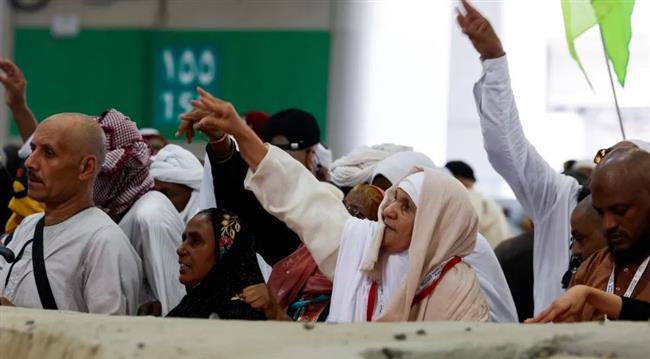 حجاج بيت الله يرمون الجمرات في ثاني أيام التشريق
