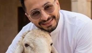   حمادة هلال يحتفي بـ7 Dogs ويهنئ جمهوره بعيد الأضحي 