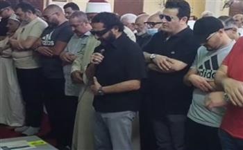 أحمد حلمي يؤم المصلين في صلاة الجنازة على والدته