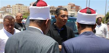 محافظ البحر الأحمر يؤدي صلاة الجمعة في ثالث أيام عيد الأضحى بمسجد الشهيد بالغردقة