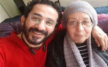   الحزن يخيم على أحمد حلمي بعد وفاة والدته.. وتشييع الجثمان من بنها اليوم