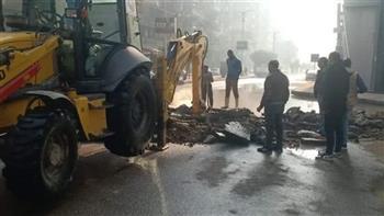 إصلاح كسر خط مياه في طما بسوهاح