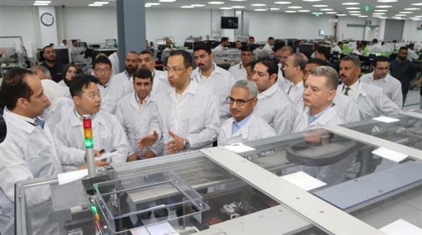 وزير الاتصالات ومحافظ بني سويف يتفقدان مصنع الاليكترونيات" التابلت والموبايل" بمجمع مصانع سامسونج