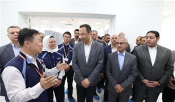وزير الاتصالات يتفقد مصنع سامسونج لتصنيع الهواتف في بني سويف