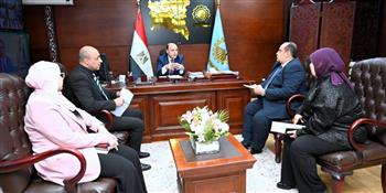   محافظ الغربية يعقد اجتماعًا عاجلًا مع السكرتير العام ومديري الإدارات