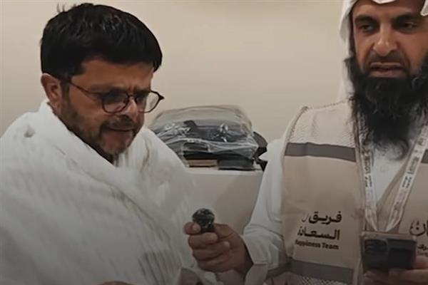محمد هنيدي يشارك في مسابقة دينية خلال أداء مناسك الحج