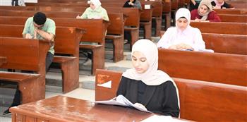    رئيس جامعة قناة السويس يتابع الإمتحانات النظرية للفصل الدراسي الثاني بكلية العلوم