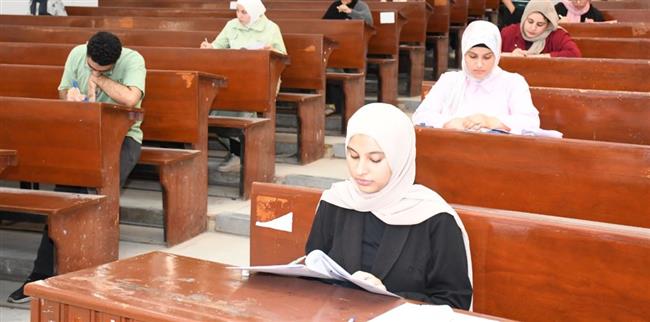  رئيس جامعة قناة السويس يتابع الإمتحانات النظرية للفصل الدراسي الثاني بكلية العلوم