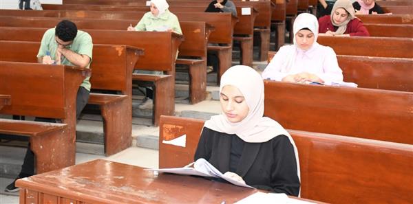 رئيس جامعة قناة السويس يتابع الإمتحانات النظرية للفصل الدراسي الثاني بكلية العلوم