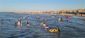   توافد كثيف للمصطافين على شواطئ مصيف بلطيم وأكوا بارك خلال إجازة عيد الأضحى