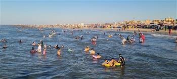 توافد كثيف للمصطافين على شواطئ مصيف بلطيم وأكوا بارك خلال إجازة عيد الأضحى