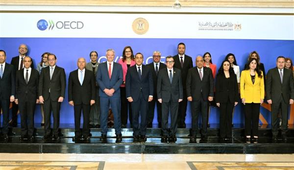 صورة تذكارية جماعية لـ رئيس الوزراء والمشاركون في مؤتمر البرنامج القطري