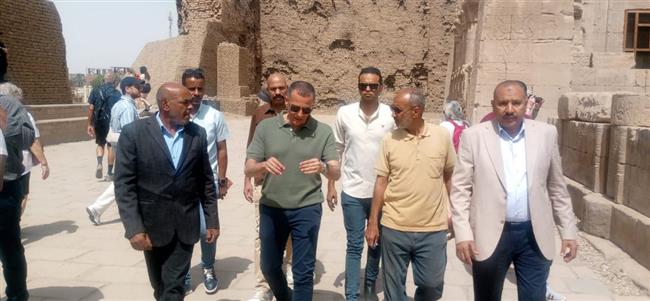 محافظ أسوان يفاجئ العاملين بمعبد إدفو بجولة ميدانية لمتابعة أعمال التطوير