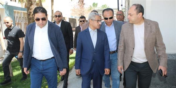 محافظ بني سويف ورئيس الهيئة يتفقدان أعمال تطوير المركز الطبي بشرق النيل
