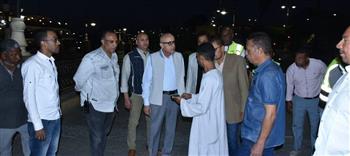 محافظ الأقصر يتفقد كورنيش النيل ليلا سيرًا على الأقدام لمتابعة النظافة وتنشيط الحركة السياحية