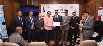   فودة يكرم فريق عمل مركز خدمة عملاء القناطر الخيرية تقديرا لجهوده