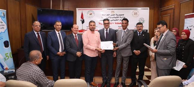فودة يكرم فريق عمل مركز خدمة عملاء القناطر الخيرية تقديرا لجهوده