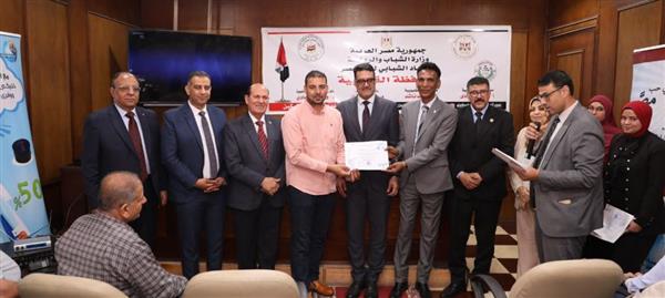 فودة يكرم فريق عمل مركز خدمة عملاء القناطر الخيرية تقديرا لجهوده