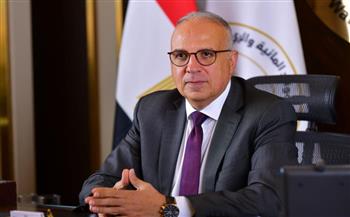  وزير الري يتابع المشروع القومي لضبط نهر النيل وفرعيه
