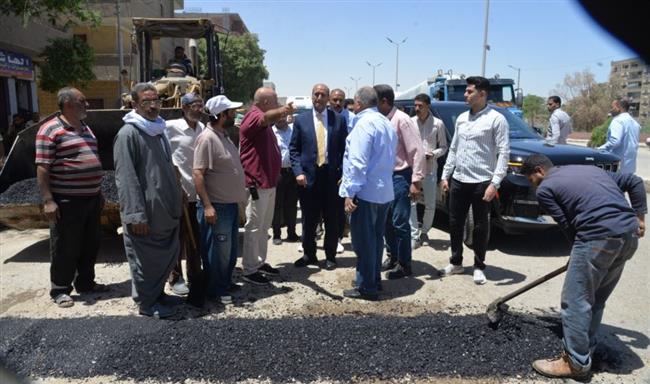 محافظ أسيوط يتفقد إنشاء مطبات صناعية بطريق الأربعين والمعلمين 