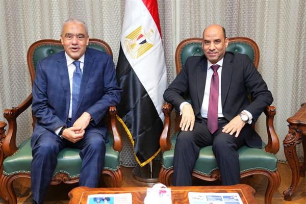 وزير العمل يلتقي الرئيس التنفيذي لمجموعة العربي وشراكة استراتيجية لتأهيل الشباب