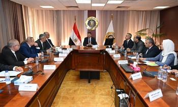 وزير الصناعة يبحث مع غرفة صناعة الأدوية تحديات القطاع والنهوض بصادراته
