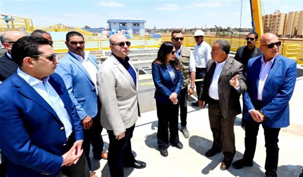وزيرة الإسكان ومحافظ الفيوم يتفقدان محطة مياه العزب الجديدة