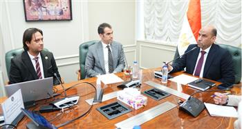   وزير العمل يلتقي وفد شركة "جيد تكستايل"