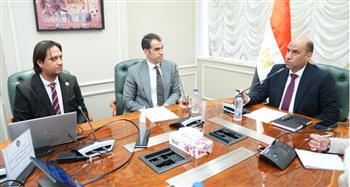 وزير العمل يلتقي وفد شركة "جيد تكستايل"