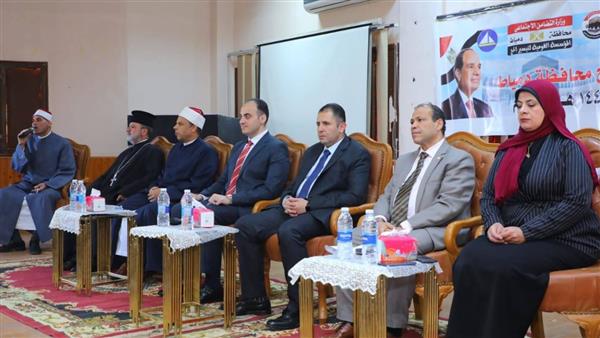 محافظ دمياط يُسلم تأشيرات الحج و جوازات السفر لحجاج بيت الله الحرام